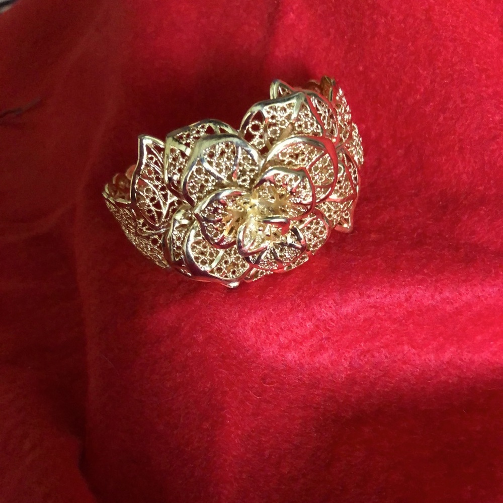 GOLD BRACELET W/ FLOWER ON TOP-BEAUTIFUL & SASSY!
